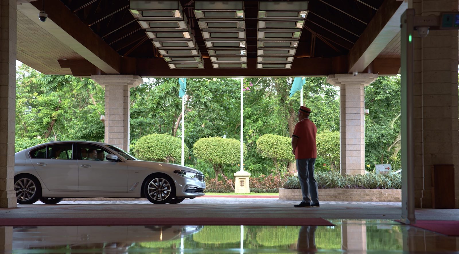 Arrival under the porte-cochère, a guest received at the entrance