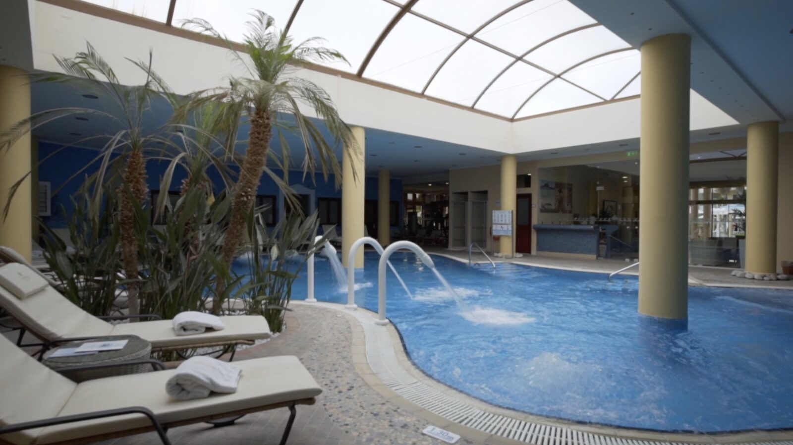 The thalasso pool under its skylight